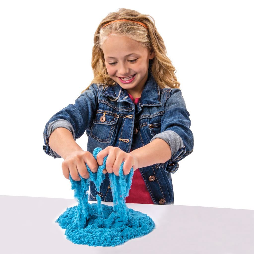 Tekutý kinetický piesok - Kinetic Sand - stredný set 1kg - plastový box Tekutý kinetický piesok - Kinetic Sand - stredný set 1kg - plastový box